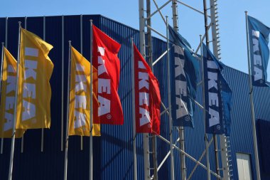 Hollanda 'daki A12 otoyolu boyunca Utrecht' te bayraklı IKEA dükkanı