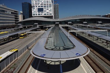 Ülkenin orta noktası olarak Hollanda 'daki Utrecht Centraal tren istasyonundaki platformlar