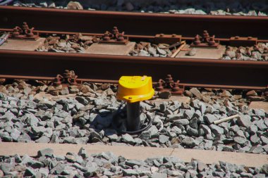 WAK (Wissel Aansluit Kastje) Hollanda 'daki trenler için demiryolu boyunca kablolara geçiş için