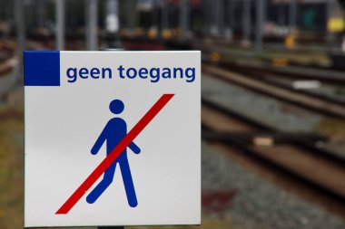 İnsanların Utrecht Merkez İstasyonu 'nda raylarda yürümesini önlemek için platformun sonuna imza atın.