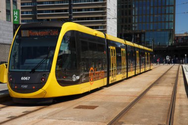 Niuewegein ve IJsselstein 'e giden U-NET' in sarı tramvayları Hollanda Utrecht 'te yeni bir sokak arabası bağlantısındalar.