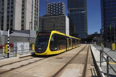Nieuwegein ve IJsselstein 'e giden U-NET' in sarı tramvayları Hollanda Utrecht 'te yeni bir sokak arabası bağlantısındalar.