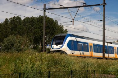 Hollanda 'da Zuidplaspolder' da bulunan SLT banliyö treni Hollanda 'da 8000 ev inşa edilecek.