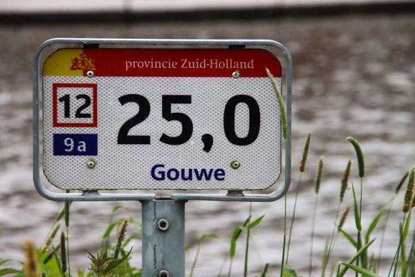 Segnaletica Distanza Lungo Canale Gouwe Navi Acqua Nei Paesi Bassi — Foto Stock