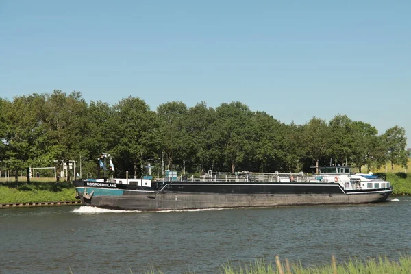 经阿姆斯特丹经荷兰乌得勒支的Rijnkanaal前往阿姆斯特丹的内陆货轮 — 图库照片