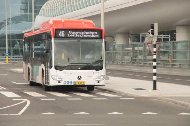 Lahey 'deki Den Haag Centraal İstasyonu otobüs durağında EBS tarafından işletilen bölge otobüsü