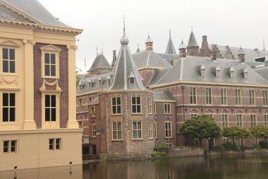 Binnenhof boyunca uzanan Hofvijver havuzu ve Lahey 'deki Başbakan Rutte' nin çalışma kulesi