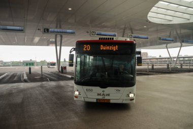 Hollanda 'daki Den Haag Centraal İstasyonu otobüs durağında 20. hatta HTM şehir otobüsü var.