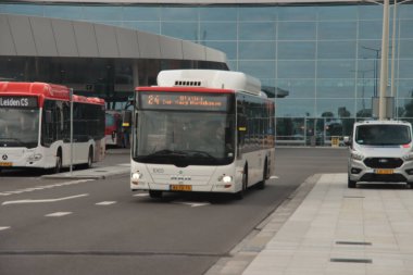Hollanda 'daki Den Haag Centraal İstasyonu otobüs durağında HTM otobüsü.