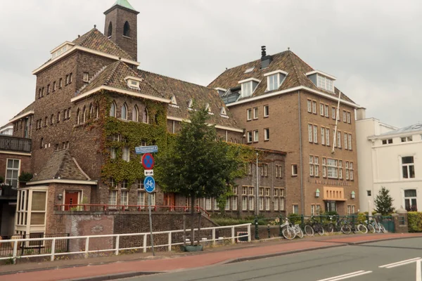 旧館博士Kuyperstraatでデン ハーグのKatolieke Huishoudschool カトリック国内学校 — ストック写真