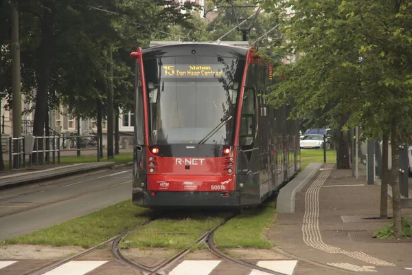 オランダのハーグ市内中心部にあるHtmの15行目のAvenio路面電車5051 — ストック写真