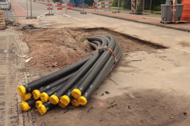 Yeniden yapılanma sırasında şehir kanalizasyonundan gelen plastik drenaj boruları.