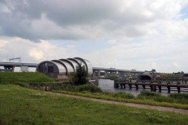 Hollanda 'nın yüksek su koruması için Ens yakınlarında körükler sallanırken, suda Ramspolkering