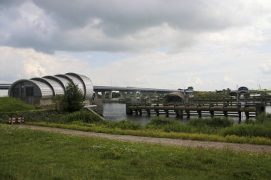 Hollanda 'nın yüksek su koruması için Ens yakınlarında körükler sallanırken, suda Ramspolkering