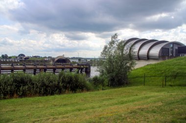 Hollanda 'nın yüksek su koruması için Ens yakınlarında körükler sallanırken, suda Ramspolkering