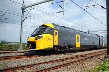 Hollanda 'nın Zwolle kentindeki hanzeboog tren rayında yeni şehirlerarası tren ICNG