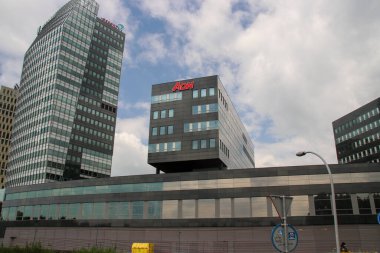 Hollanda Zwolle 'daki Aon, Essent ve ABN Amro otobanı boyunca bulunan yüksek ofis kuleleri.