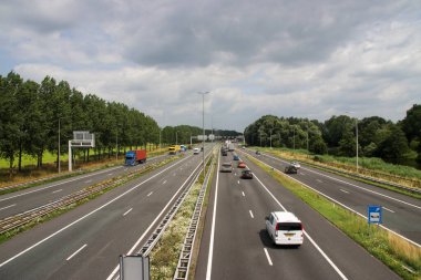Wezep 'te A28 otoyolunda trafik Zwolle veya Amersfoort' a doğru ilerliyor.