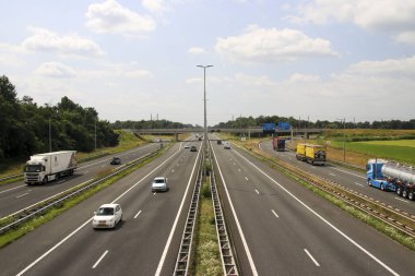 Wezep 'te A28 otoyolunda trafik Zwolle veya Amersfoort' a doğru ilerliyor.