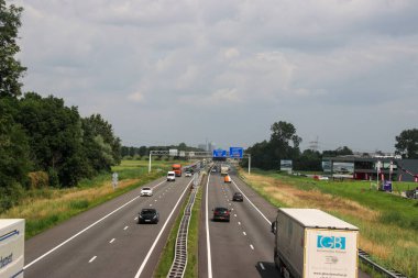 Wezep 'te A28 otoyolunda trafik Zwolle veya Amersfoort' a doğru ilerliyor.