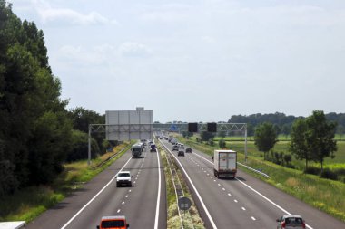 Wezep 'te A28 otoyolunda trafik Zwolle veya Amersfoort' a doğru ilerliyor.