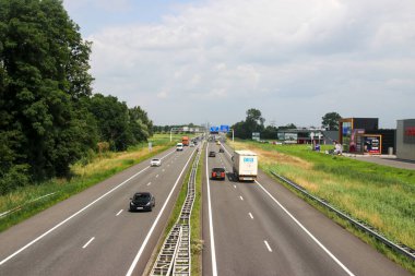 Wezep 'te A28 otoyolunda trafik Zwolle veya Amersfoort' a doğru ilerliyor.
