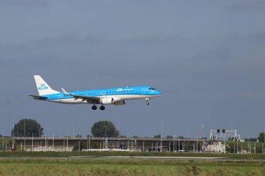 PH-EZY KLM Cityhopper Embraer ERJ-190 Uçak Amsterdam Schiphol Havaalanı 'na inmeye başladı.