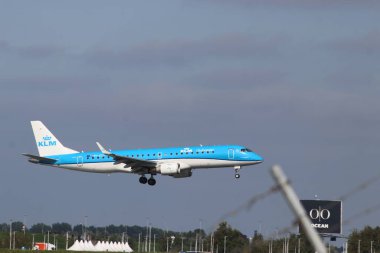 PH-EZS KLM Cityhopper Embraer ERJ-190 Uçak Amsterdam Schiphol Havaalanı 'na inmeye başladı.