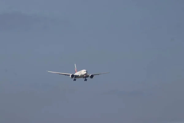 Efl 에미레이트 777 항공기는 네덜란드 암스테르담 공항에서 착륙하기 — 스톡 사진