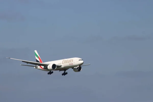 Efl Emirates Boeing 777 Aircraft Comienza Aterrizar Kaagbaan Aeropuerto Amsterdam — Foto de Stock