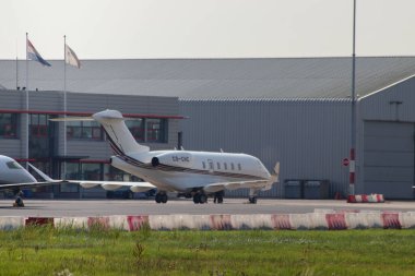 CS-CHC NetJets Bombacı Challenger 350 Rotterdam Hollanda 'daki Lahey Havalimanı' nda