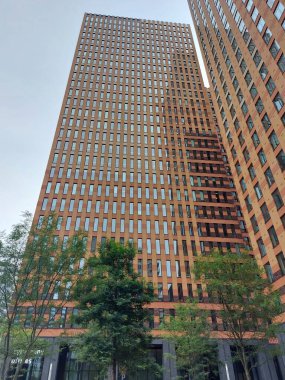 Hollanda 'nın finans bölgesinin kalbi olarak tren, metro ve tramvay istasyonu Amsterdam Zuid etrafında gelişmeler