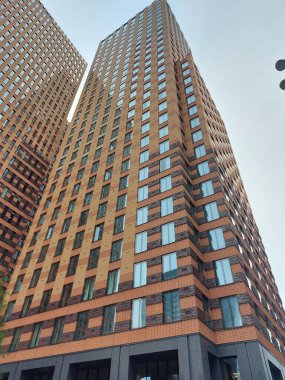 Hollanda 'nın finans bölgesinin kalbi olarak tren, metro ve tramvay istasyonu Amsterdam Zuid etrafında gelişmeler