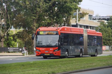 R-NET kırmızı ve siyah otobüsler Amsterdam Zuid 'de bağlantı tarafından çalıştırılıyor.
