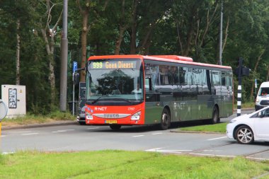 R-NET kırmızı ve siyah otobüsler Amsterdam Zuid 'de bağlantı tarafından çalıştırılıyor.