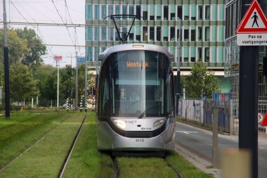 Hollanda 'da GVB tarafından işletilen gümüş renkli Urbos 100 CAF R-NET tramvayı