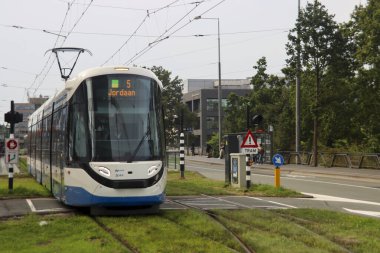 Mavi ve beyaz Urbos 100 CAF tramvayı 5. hatta Amsterdam Zuid istasyonunda GVB tarafından çalışıyor.
