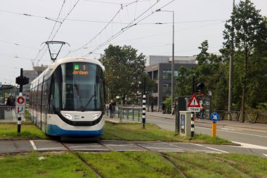 Mavi ve beyaz Urbos 100 CAF tramvayı 5. hatta Amsterdam Zuid istasyonunda GVB tarafından çalışıyor.
