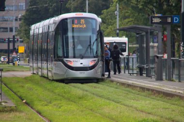 Hollanda 'da GVB tarafından işletilen gümüş renkli Urbos 100 CAF R-NET tramvayı