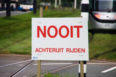 Tramvay sürücülerinin raydan çıkmaması için geri vitese takmamaları uyarısı