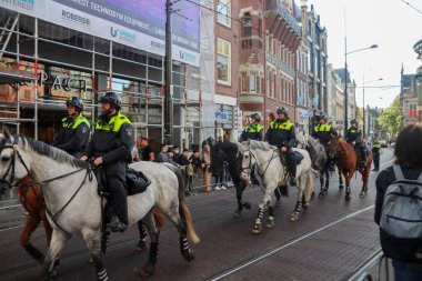 Kralın konuşması sırasında Hollanda 'daki Lahey' deki Prinsjesdag tahtından Troonrede adlı polis tarafından korunuyor.