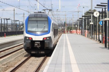 Stadler Flirt 3 yerel NS treni Hollanda 'daki Lage Zwaluwe istasyonunda.
