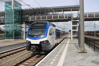 Stadler Flirt 3 yerel NS treni Hollanda 'daki Lage Zwaluwe istasyonunda.