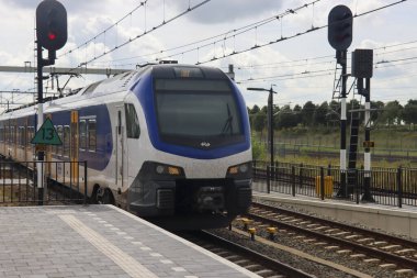Stadler Flirt 3 yerel NS treni Hollanda 'daki Lage Zwaluwe istasyonunda.