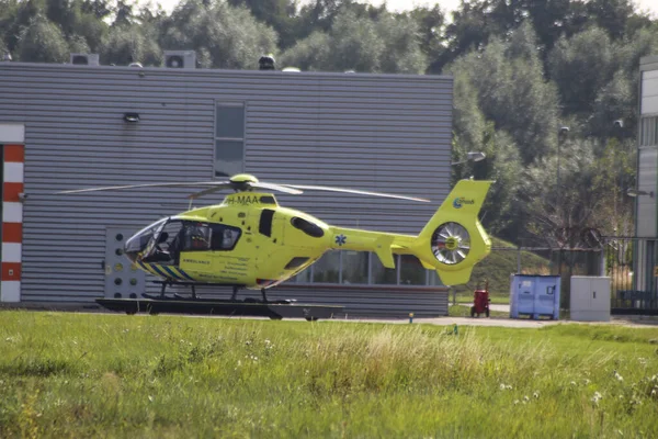 Maa Airlines Ιατρική Ομάδα Διάσωσης Airbus Ec135 Στο Ρότερνταμ Αεροδρόμιο — Φωτογραφία Αρχείου
