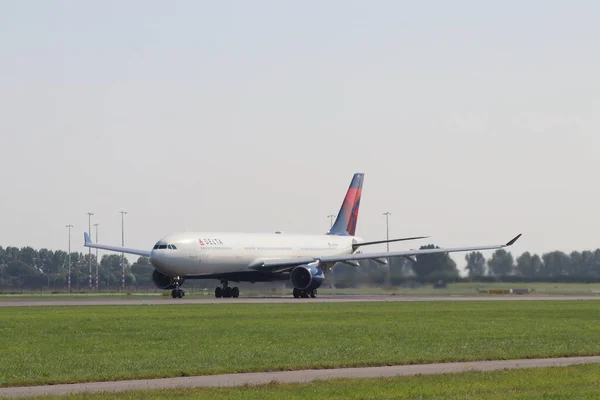 N801Nw Delta Hava Yolları Airbus A330 Amsterdam Schiphol Havaalanı Ndaki — Stok fotoğraf