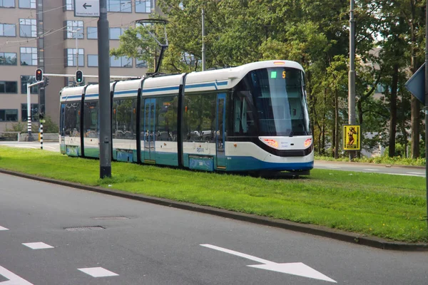 アムステルダム ジッド駅でGvbが5号線で運行している青と白のUrbos 100 Caf路面電車 — ストック写真