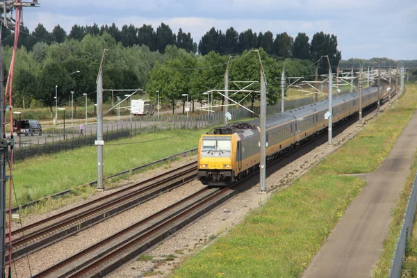 Locomotiva Traxx Com Intercidade Direta Estação Ferroviária Lage Zwaluwe Nos — Fotografia de Stock