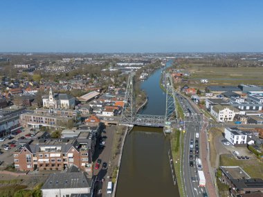 Waddinxveen, Hollanda - 20 Mart 2025 - Gouda ve Waddinxveen arasındaki Gouwe kanalı üzerindeki çelik kaldırma köprüsü