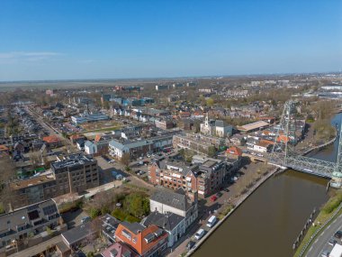 Waddinxveen, Hollanda - 20 Mart 2025 - Gouda ve Waddinxveen arasındaki Gouwe kanalı üzerindeki çelik kaldırma köprüsü